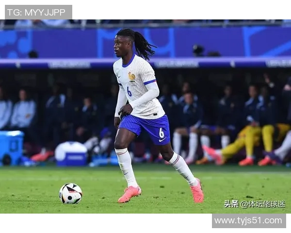 法国雄鸡足球明星夹克引领时尚潮流展现运动魅力与个性风采